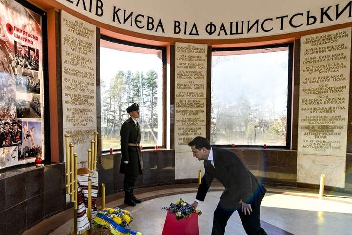 Зеленський вшанував визволителів Києва від нацистських окупантів (фото) 