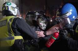  Сотні протестувальників проти вакцинації зіткнулися з поліцією у центрі Лондона 