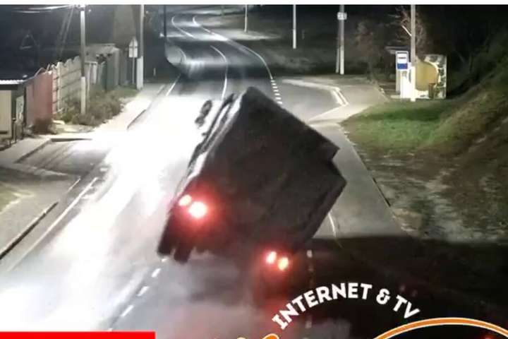 Під Києвом вантажівка з камінням влетіла у зупинку (відео)