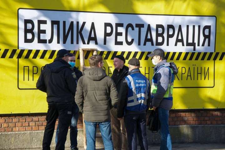У Чернівцях поліція охороняє банер з рекламою Зеленського (фото)