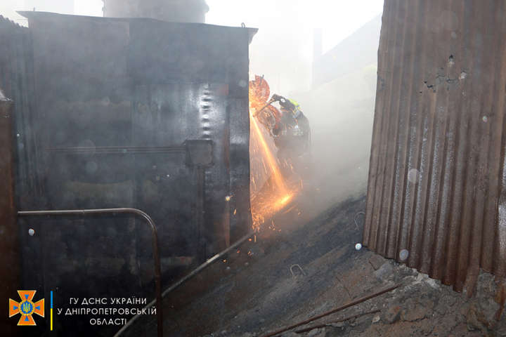У Дніпрі на металургійному заводі сталася пожежа (фото, відео)