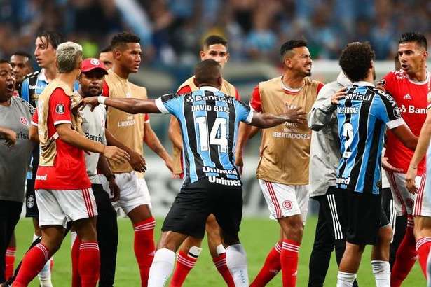 В чемпіонаті Бразилії футболісти влаштували бійку через труни з картону