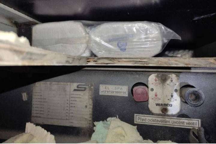Наркотики знайшли у вантажівці-рефрижераторі - Словацькі митники виявили 33 кг героїну, які спокійно пройшли український кордон