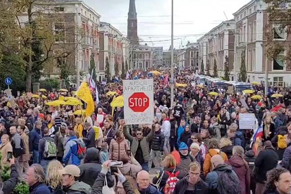 У Нідерландах відбулися масові протести проти коронавірусних обмежень 