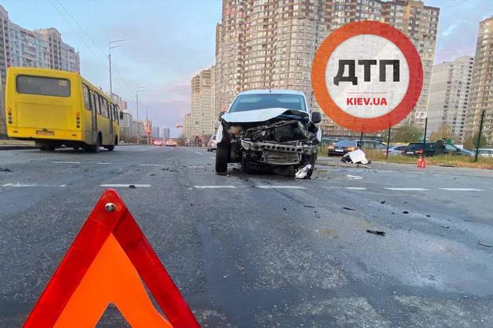 Масштабна ДТП у Києві: «шумахер» на Audi протаранив Ford і побив автівки на стоянці (фото)