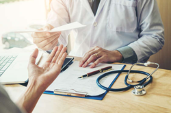  Работникам, отстраненным от работы за отказ от вакцинации против коронавируса, не будут оказывать помощь по больничным листьям 