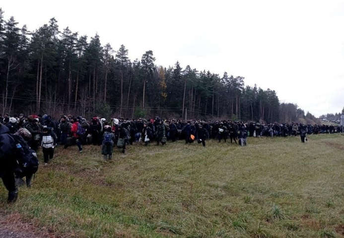 Натовп мігрантів у Білорусі рухається до кордону з Польщею (фото)