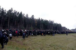 Натовп мігрантів у Білорусі рухається до кордону з Польщею (фото)