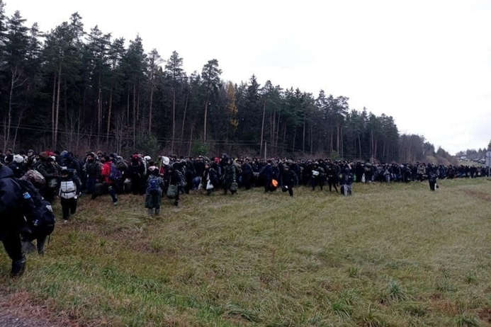 Мигранты идут к польской границе - Толпа мигрантов в Беларуси движется к границе с Польшей (фото) 