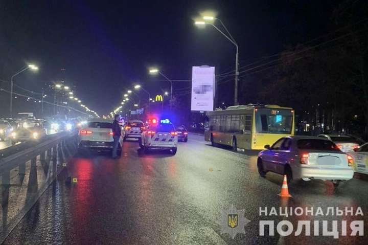 Намагався перебігти вісім смуг: у Києві під колесами авто загинув чоловік (фото)