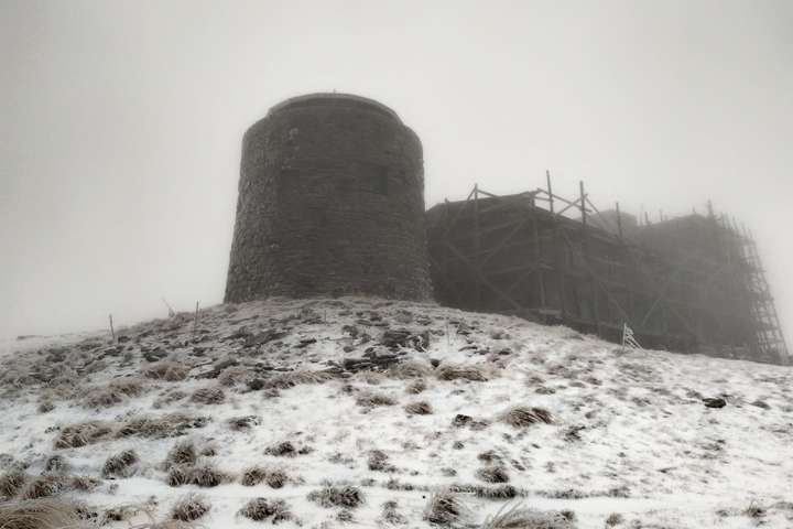 На горі Піп Іван у Карпатах випав сніг (фото)