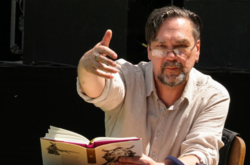 Диктант будет читать писатель Юрий Андрухович, а текст диктанта – это начало его будущего романа