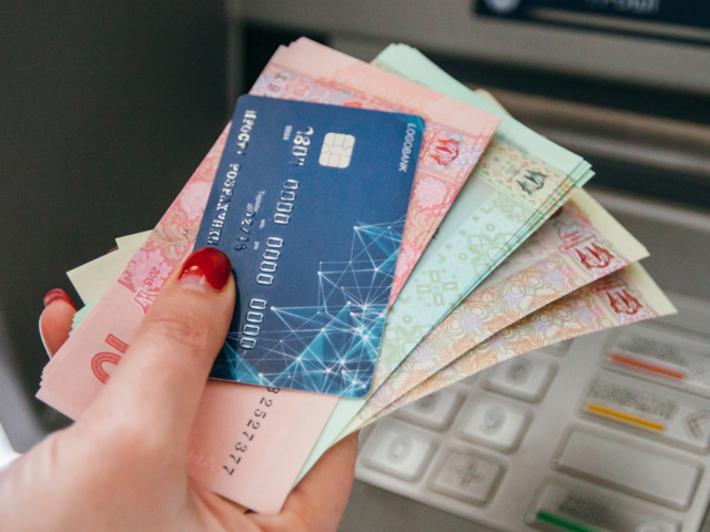 Уже 18 украинских банков блокируют счета должников