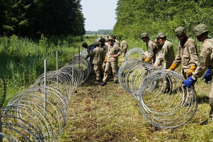 Литва спрямовує війська на кордон з Білоруссю через наплив нелегальних мігрантів