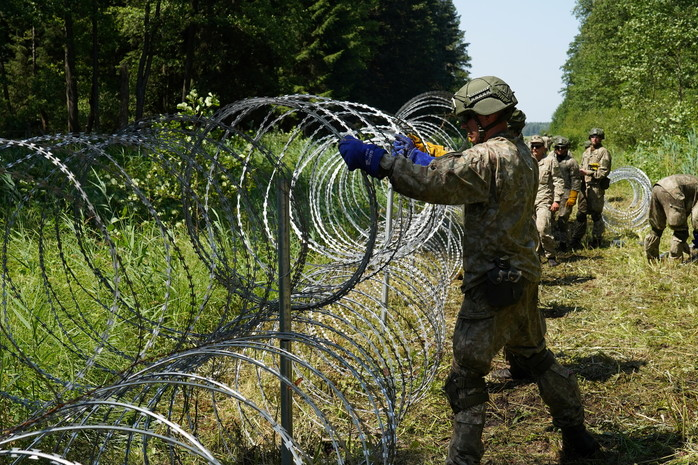 Литва направляет войска на границу с Беларусью из-за наплыва нелегальных мигрантов 