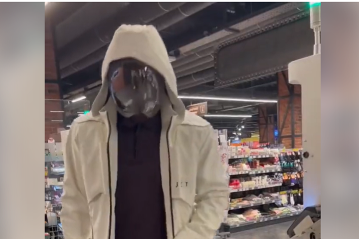 Чемпион Усик инкогнито совершил покупки в супермаркете (видео)