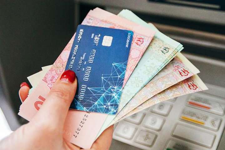 Вже 18 українських банків блокують рахунки боржників