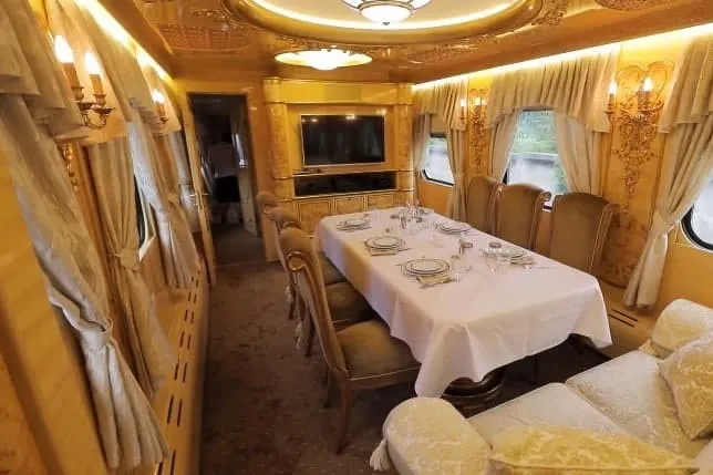 «Французский дворец»: Комаров показал изнутри золотой VIP-вагон «Укрзализныци» (фото, видео)