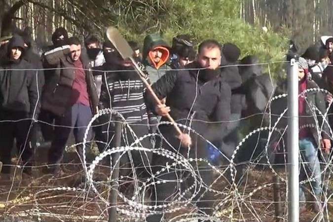 Мігранти з Білорусі штурмують польський кордон, ситуація загострюється (відео)
