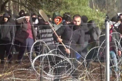 Мигранты из Беларуси штурмуют польскую границу, ситуация обостряется (видео)
