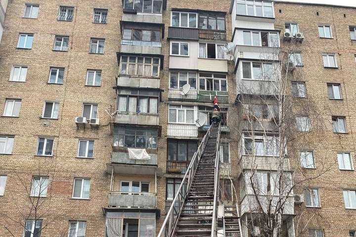 З балкона будинку в Києві звисало тіло жінки (фото)
