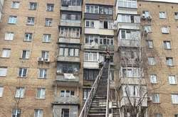 Рятувальники зняли тіло жінки за допомогою автодрабини