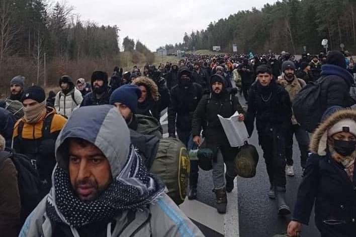 Біля кордону з Польщею лунають постріли: там зібралося до чотирьох тисяч мігрантів (відео)
