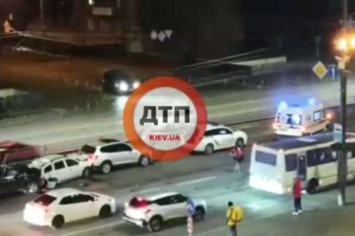 У Києві авто збило поліцейського, який документував аварію (відео)