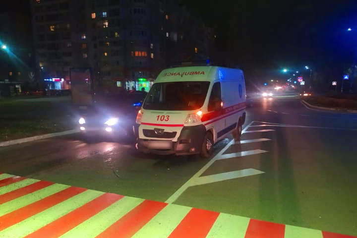 Під Києвом машина швидкої допомоги потрапила в ДТП (фото)
