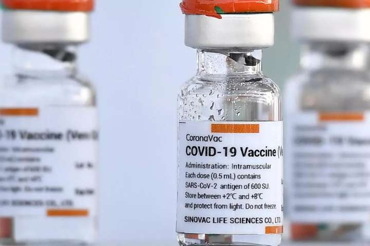 Англія відкриє кордони для щеплених вакциною CoronaVac
