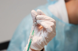 Минздрав расширил список профессий для обязательной Covid-вакцинации