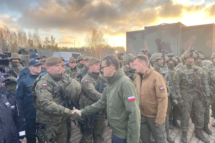 Премьер и министр обороны Польши приехали на границу с Беларусью