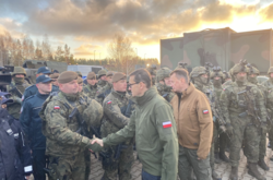 Премьер и министр обороны Польши приехали на границу с Беларусью