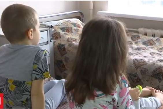 У Житомирі мати закрила двох дітей у кімнаті гуртожитку та зникла (відео)