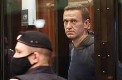У Навального справді  « в'язниця у в'язниці »   – він  не знає майже нічого, крім того, що стосується його особисто