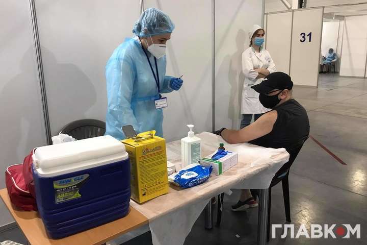 Головний санлікар повідомив, коли українцям чекати на бустерну вакцинацію 