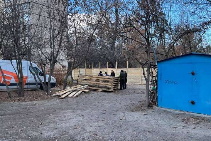 На місці скандальної забудови в Києві знову виріс паркан і з’явились «тітушки» (фото)
