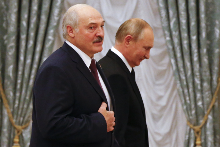 У Александра Лукашенко есть поддержка Владимира Путина в противостоянии с Западом - Польша признала: Кремль руководит Лукашенко