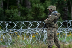 Польська армія допомагає прикордонникам стримувати мігрантів
