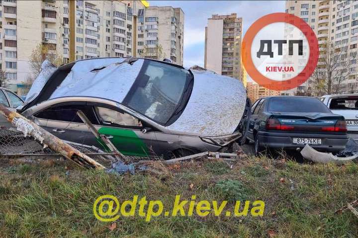 У Києві таксі вилетіло з дороги та після сальто потрощило припарковані авто (фото, відео)