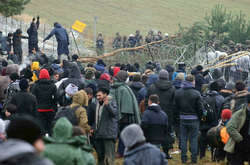 Мігранти, які зібралися біля польського кордону