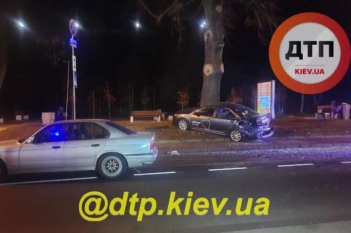 На Парковій дорозі в Києві п’яний водій BMW протаранив таксі (фото, відео)