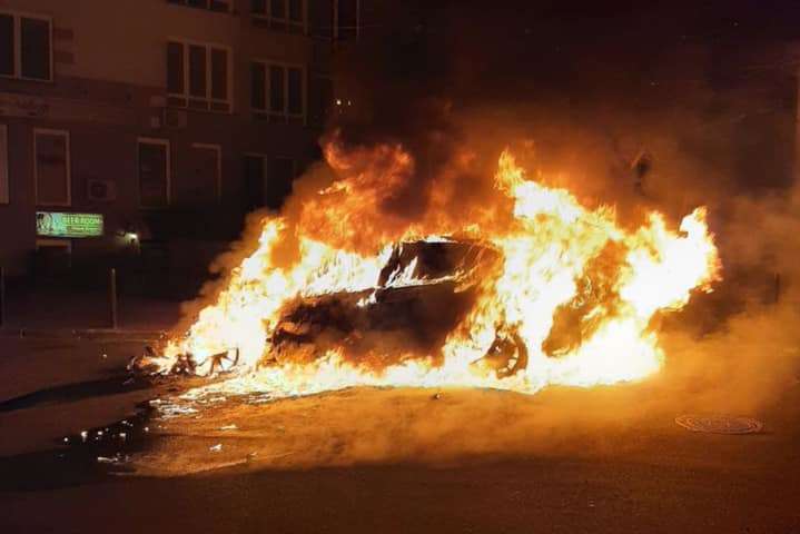 Вночі в Києві вщент згорів автомобіль (фото, відео)