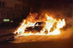 Вночі в Києві вщент згорів автомобіль (фото, відео)