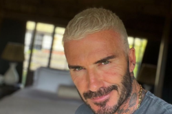 Дэвид Бекхэм показал новогоднюю картину, которую написал не рукой (видео)