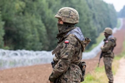 Польша стянула на границу с Беларусью 13 тысяч военных 