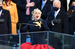 Почему Леди Гага выступала в платье-бронижелете на инаугурации Байдена