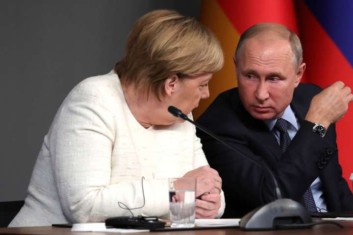 Наївна Меркель попросила Путіна вплинути на режим Лукашенка