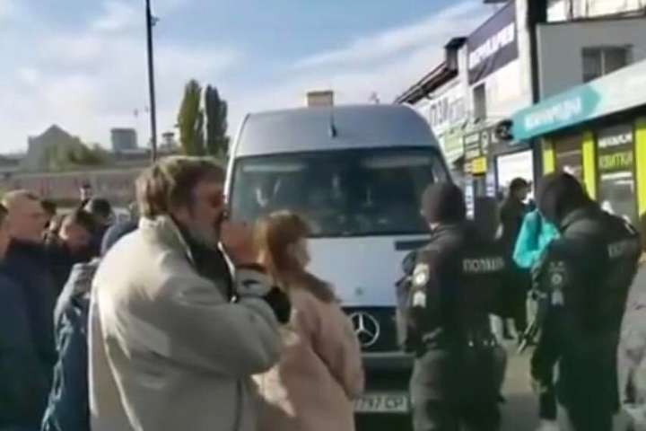 На київському автовокзалі правоохоронці з автоматами заблокували маршрутку (відео)