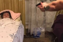 Оголошено підозру трьом хлопцям, які зі зброєю знущалися над хворою жінкою (відео)